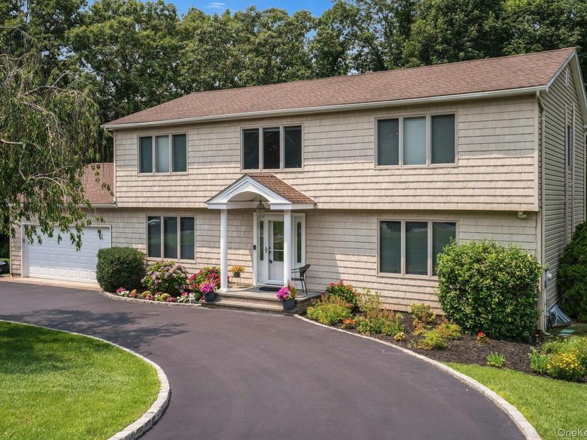 41 Cedar Ridge Lane, Dix Hills NY 11746