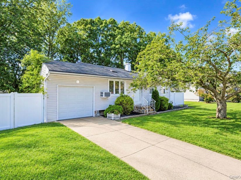 8 Norwalk Lane, Selden NY 11784
