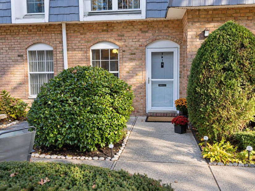 655 Middle Country Road 3B1, Coram NY 11784