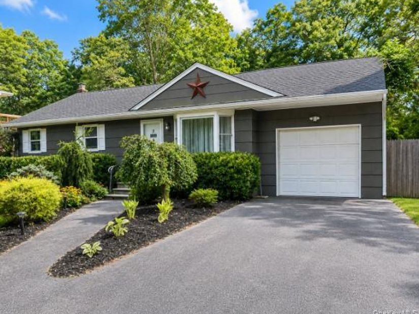 32 Robinson Avenue, Medford NY 11763