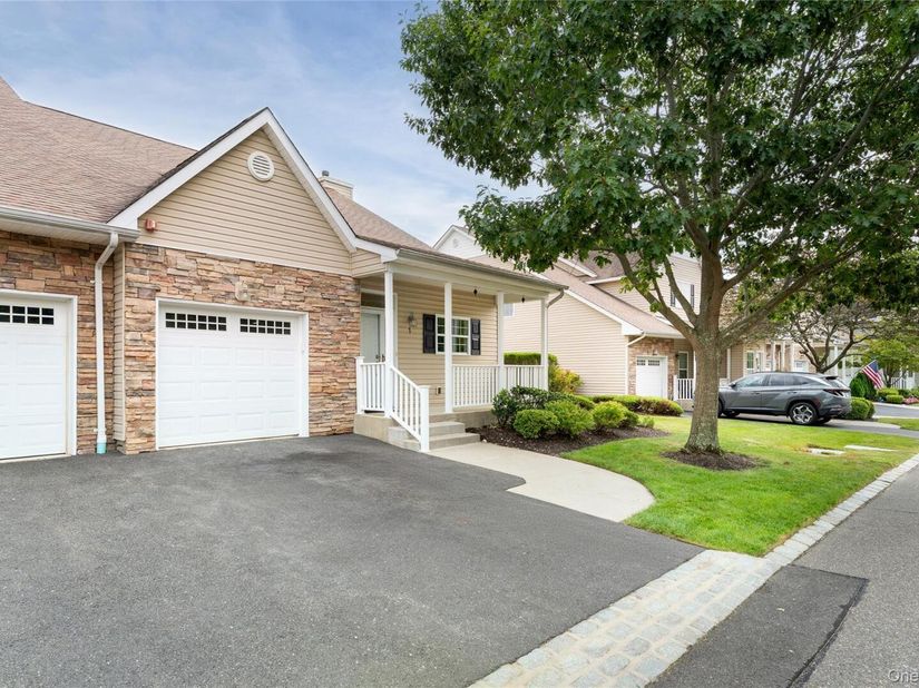 7 Pond Circle, Mount Sinai NY 11766