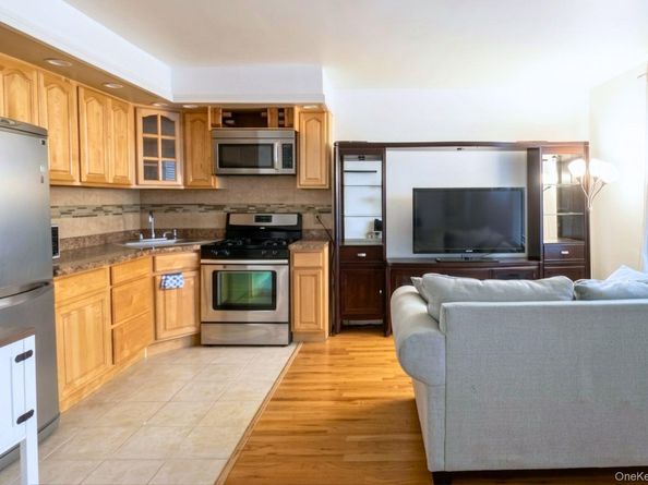 193-02 39 Avenue 1, Flushing NY 11358