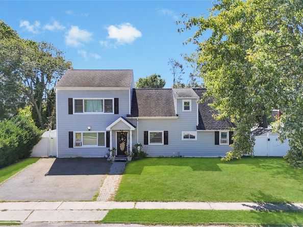 6 Regal Lane, Levittown NY 11756