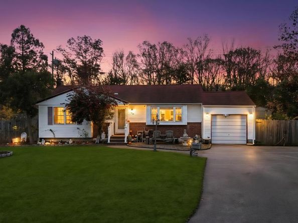 14 Urn Court, Brentwood NY 11717