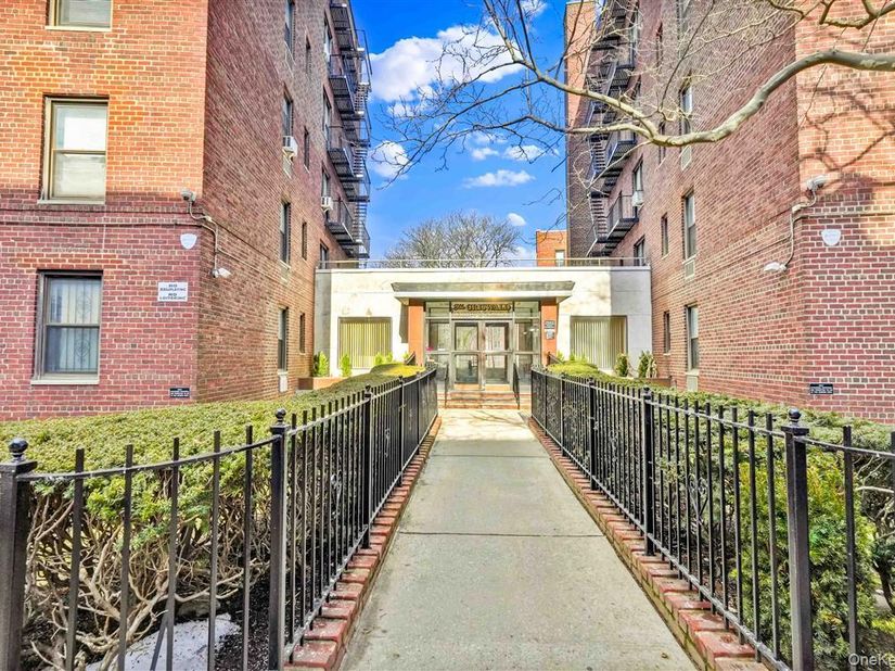 141-05 Pershing Crescent 516, Briarwood NY 11435