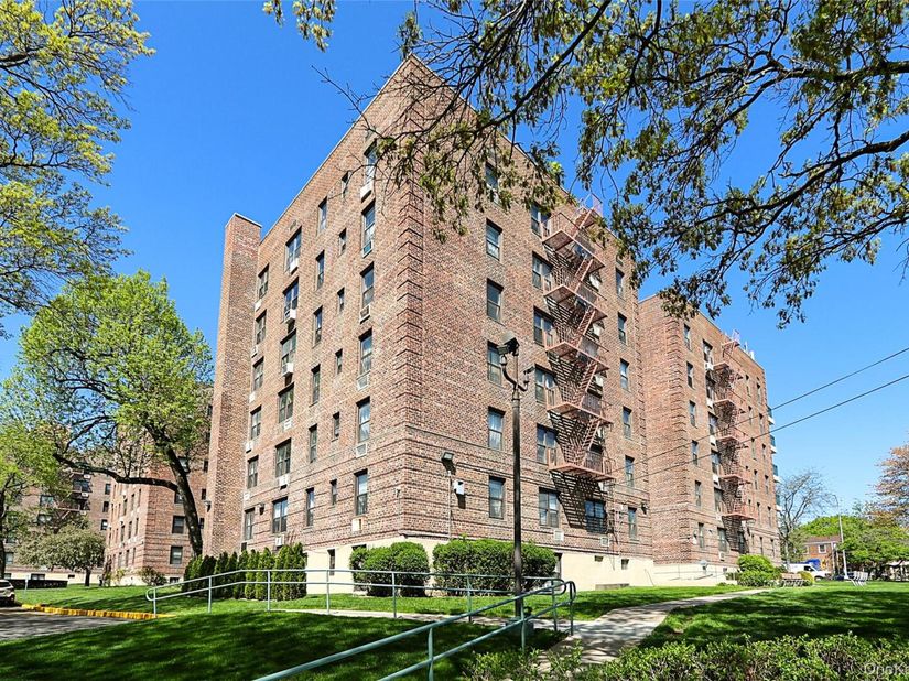 224-24 Union Turnpike 4H, Oakland Gardens NY 11364