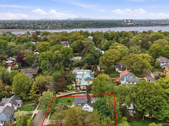 319 38th Road, Douglaston NY 11363