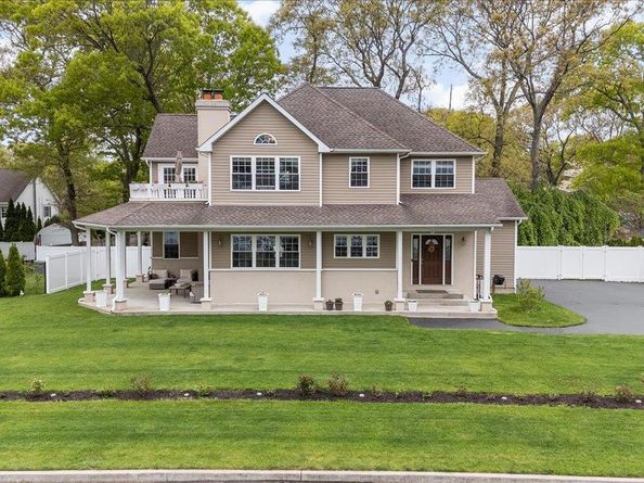 8 Manhattan Avenue, Centereach NY 11720