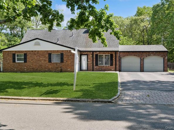 10 Rita Drive, Mount Sinai NY 11766