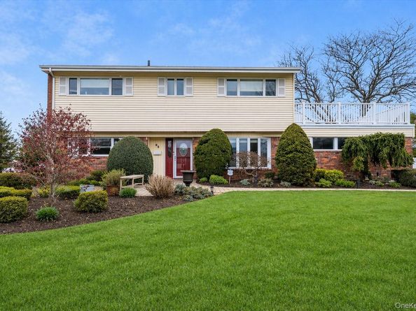 22 Willa Way, Massapequa NY 11758