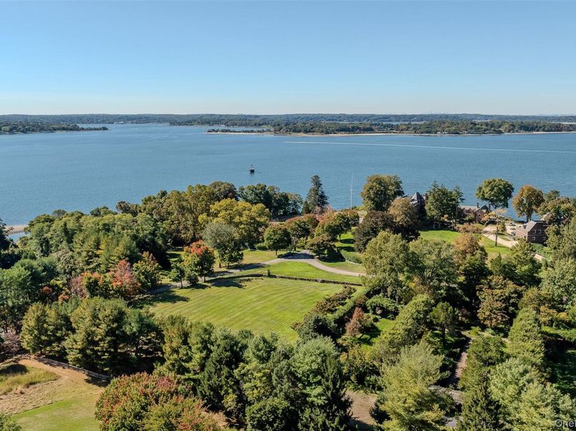 31 Fort Hill Drive, Lloyd Neck NY 11743
