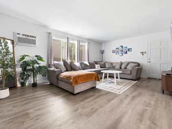 4800 Williamsburg Lane