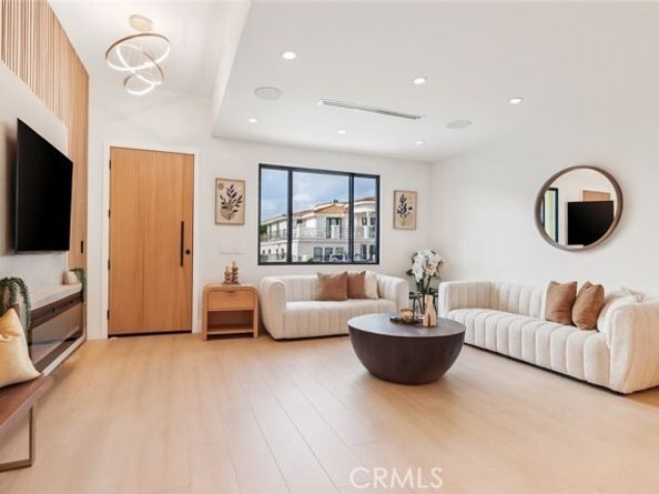 8006 Lloyd Avenue, North Hollywood (los Angeles) CA 91605