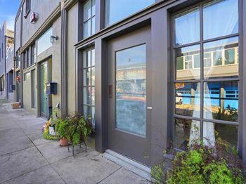 733 Loring Ave
