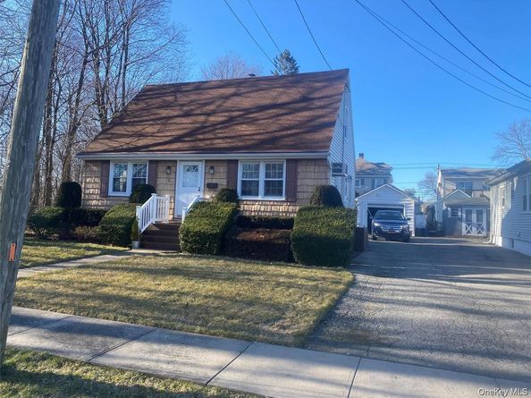 211 Mineola Avenue, Carle Place NY 11514
