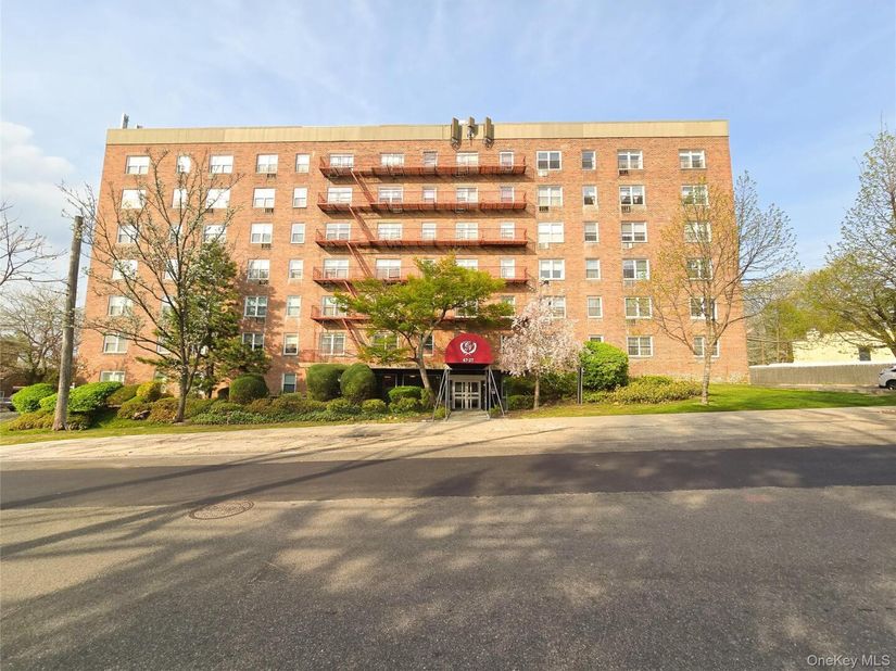 47-27 Little Neck Parkway L2, Little Neck NY 11362