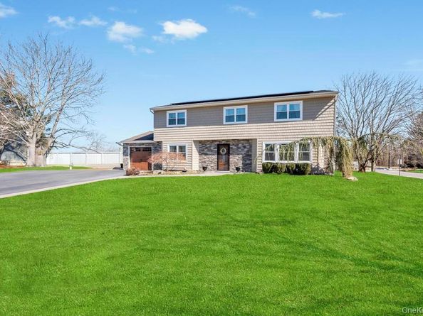 21 Burwood Lane, Coram NY 11727