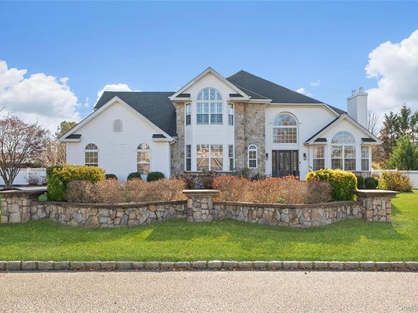 2 Holly Court, Miller Place NY 11764