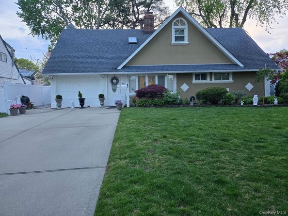 52 Mist Lane, Westbury NY 11590