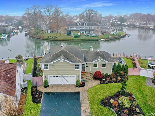 23 Biltmore Boulevard, Massapequa NY 11758