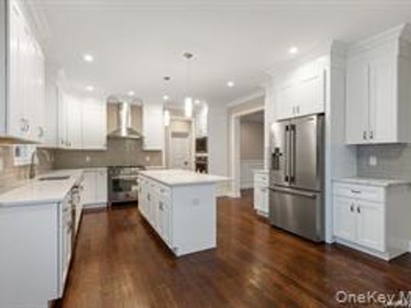 11 Evelyn Court, Syosset NY 11791