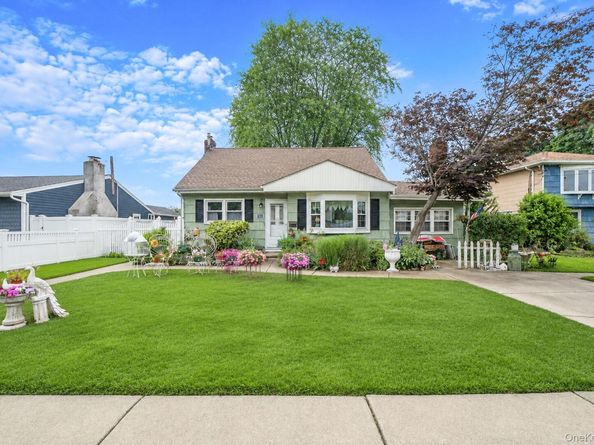 18 E Bay Drive, West Islip NY 11795