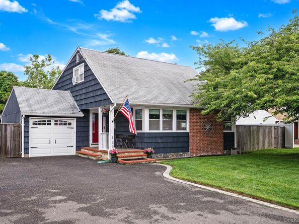 125 Raleigh Lane, West Islip NY 11795