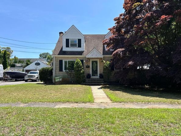 24 Gates Street, Greenlawn NY 11740
