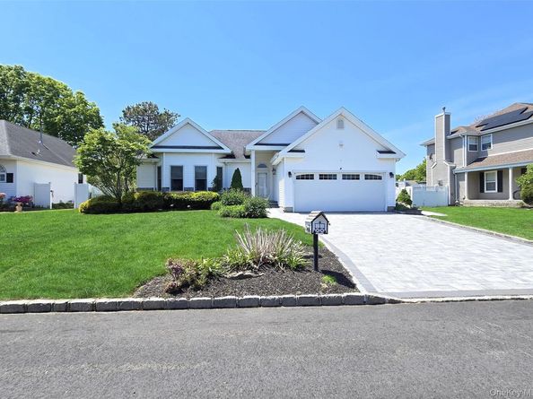 12 Laurel Lane, Holtsville NY 11742