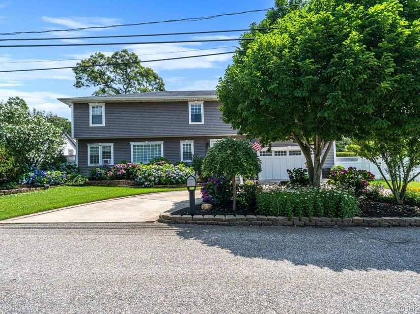 11 Elm Street, Ronkonkoma NY 11779