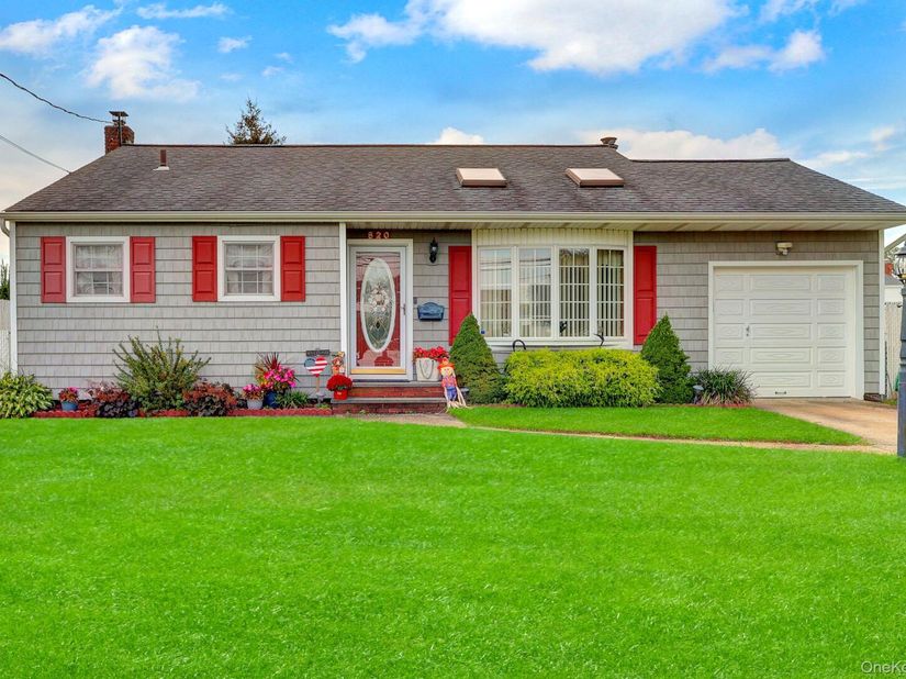 820 N Hamilton Avenue, Lindenhurst NY 11757