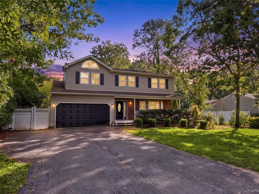 16 Jamaica Avenue, Holtsville NY 11742