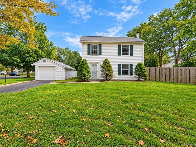 14 Petersburg Court, Coram NY 11727