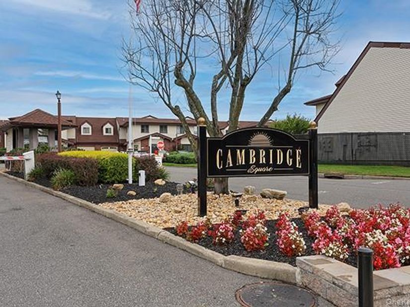 43 Cambridge Drive W, Copiague NY 11726