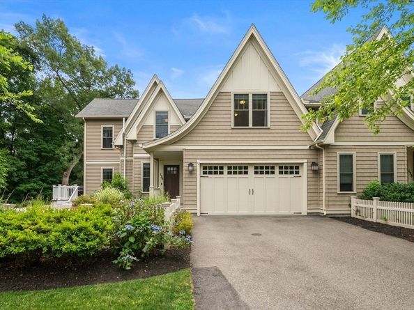126 Walnut St 126, Wellesley MA 02481