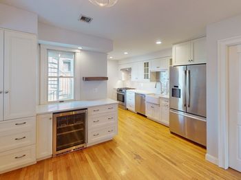 214-216 W 7th St