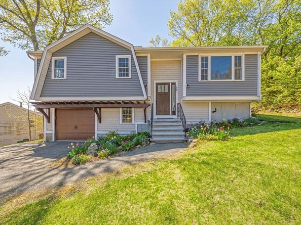 39 Blueberry Hill Rd, Woburn MA 01801
