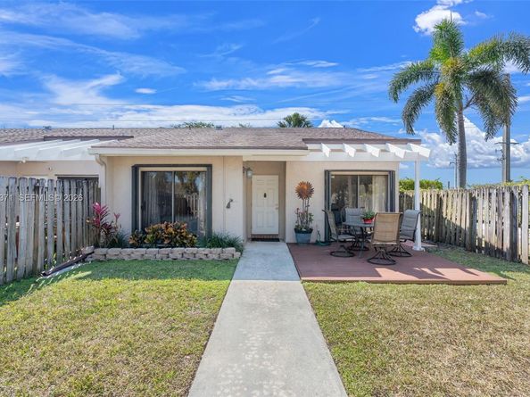 1064 E Lakes Dr, Deerfield Beach FL 33064