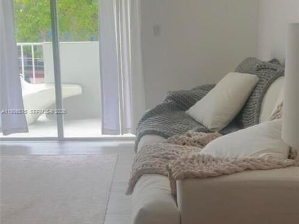 240 Collins Ave, Miami Beach FL 33139
