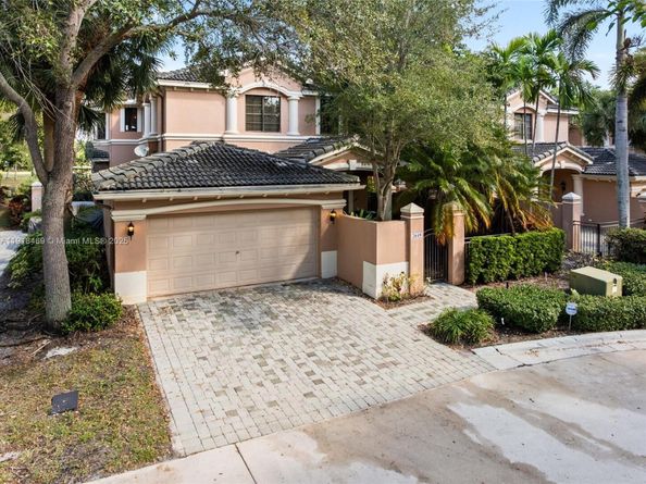 2649 Center Ct Dr 27, Weston FL 33332
