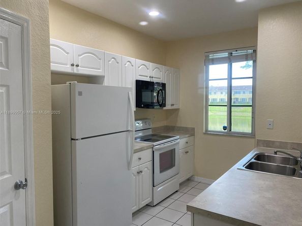 6051 SW 19th Pl, North Lauderdale FL 33068