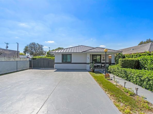 42 W 44th St, Hialeah FL 33012