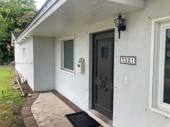 7521 SW 57th Ter, Miami FL 33143