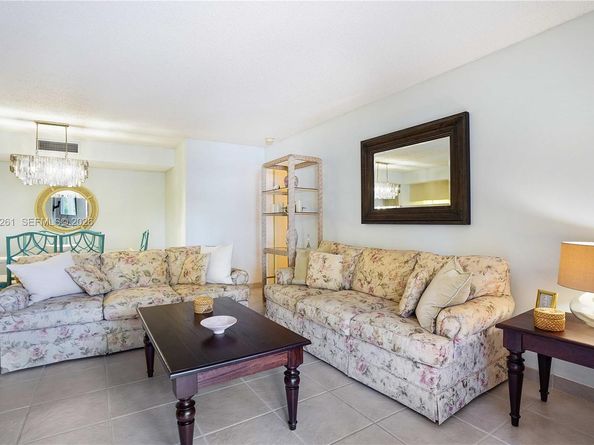 927 NE 199th St 104, Miami FL 33179