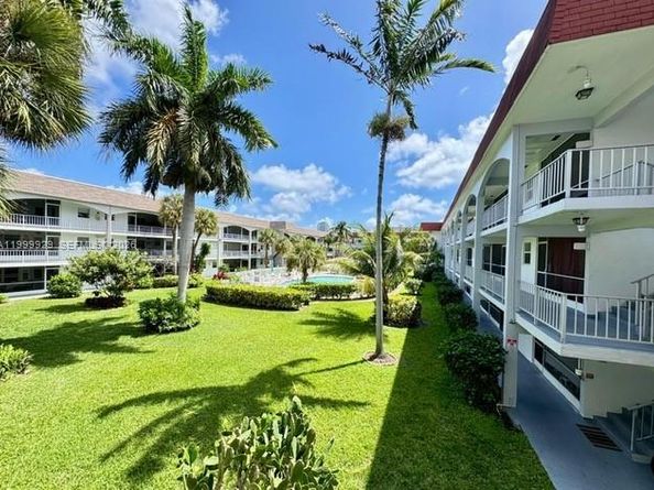 581 Blue Heron Drive 221B, Hallandale Beach FL 33009