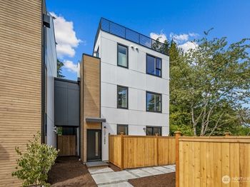 1212 B NE 100th Street