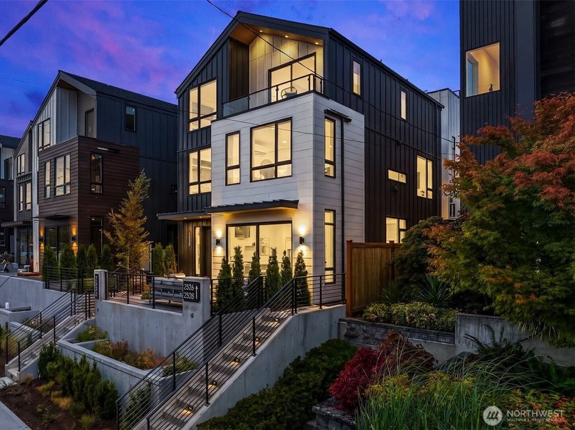 2530 30th Avenue W, Seattle WA 98199