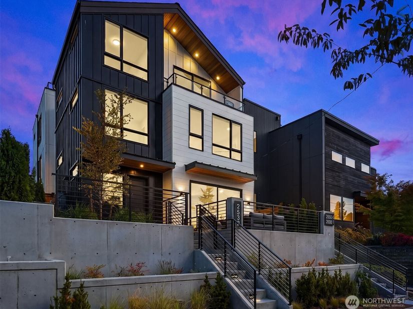 2530 30th Avenue W, Seattle WA 98199