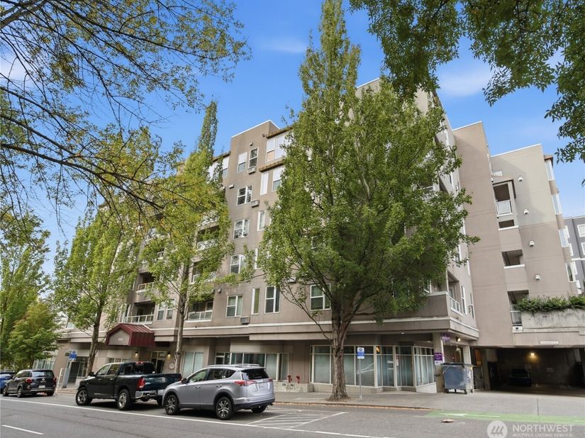 4343 Roosevelt Way NE 404, Seattle WA 98105