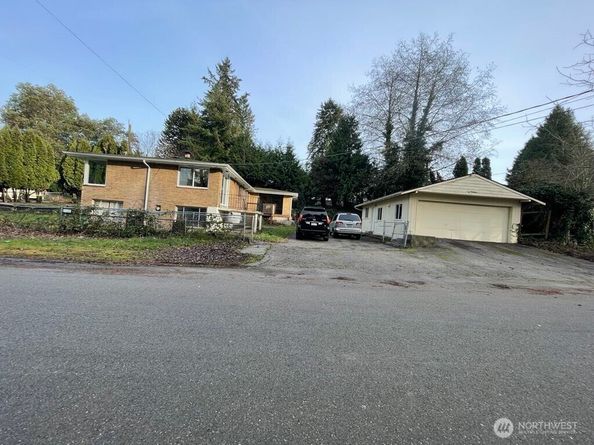 27 SW 102 Street, Seattle WA 98146